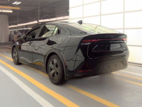 Used 2025 Toyota Prius LE FWD image 4