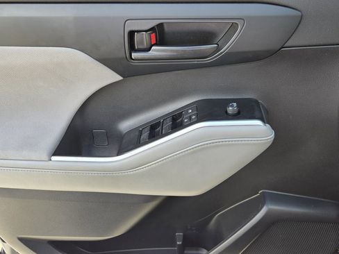 Used 2022 Toyota Highlander LE image 29