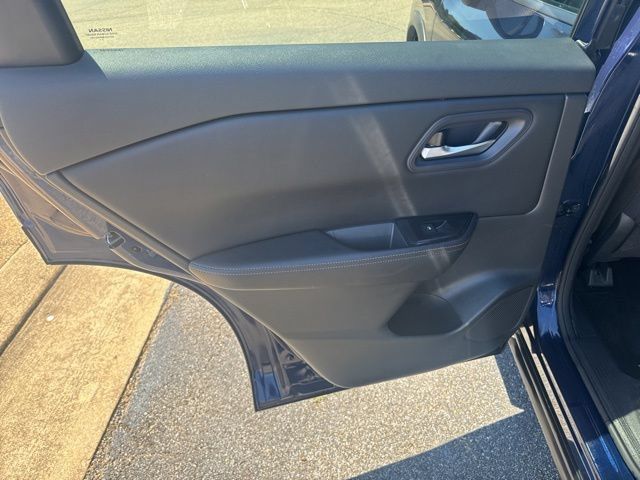 Used 2024 Nissan Rogue SV FWD image 13