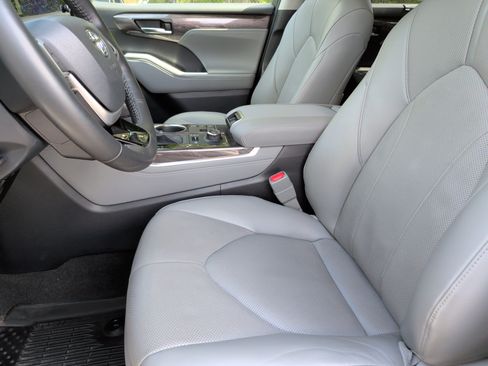 Used 2023 Toyota Highlander Limited image 28