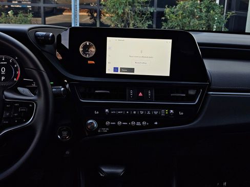 Used 2025 Lexus ES 350 w/ Accessory Package (Z2) image 23