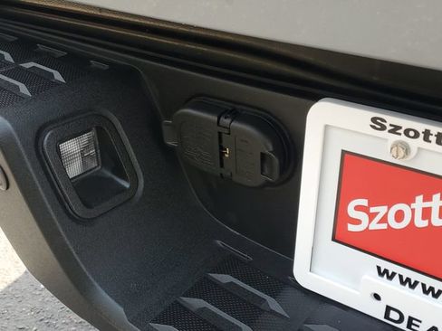 Used 2018 Toyota Tacoma TRD Sport w/ Technology Package AWD/4WD image 8