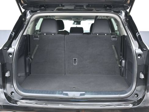 Used 2024 Toyota Highlander LE AWD/4WD image 13