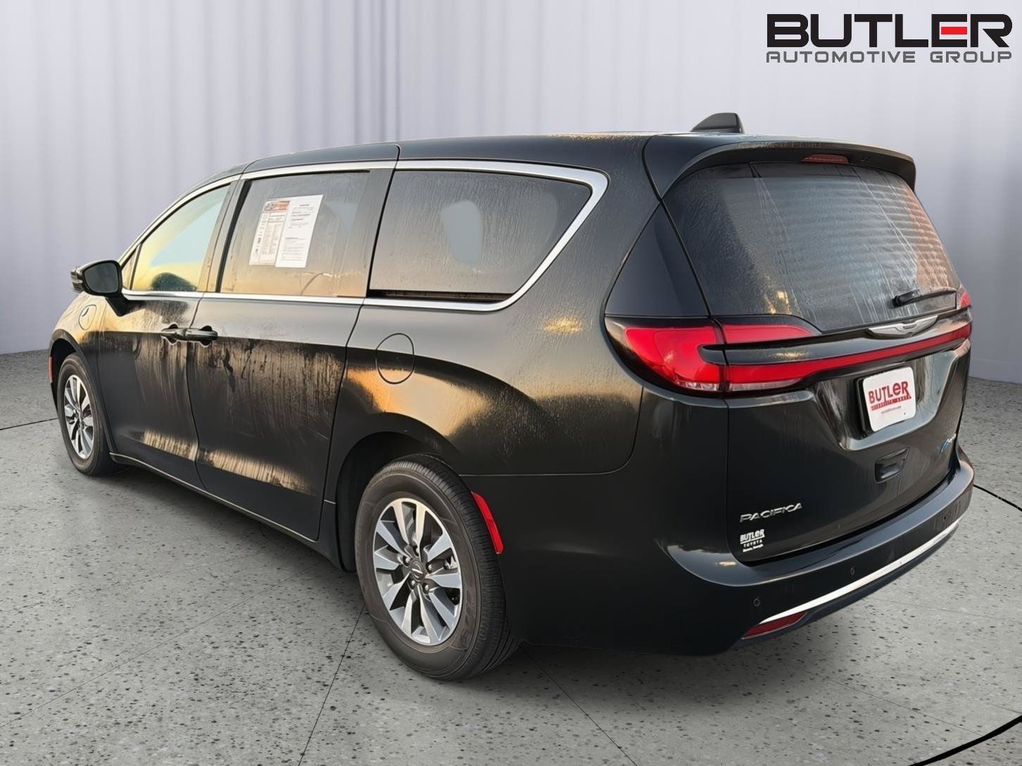 Used 2023 Chrysler Pacifica Touring-L FWD image 4