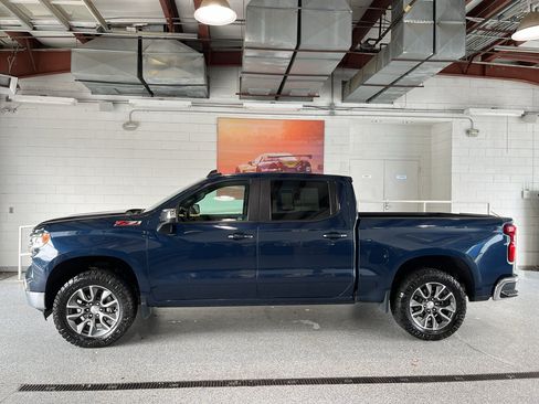 Used 2022 Chevrolet Silverado 1500 LT AWD/4WD image 5