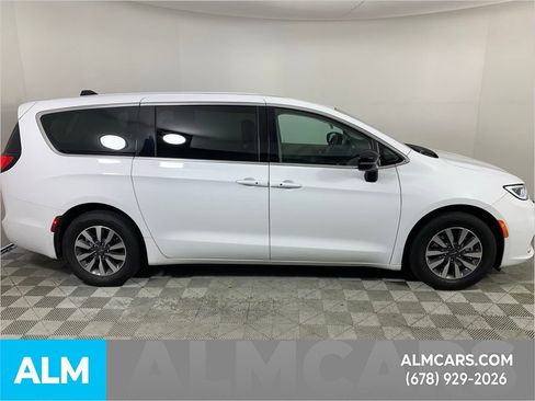 Used 2024 Chrysler Pacifica Select image 11