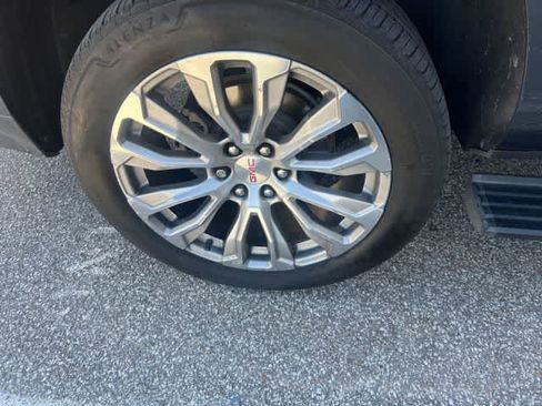 Used 2021 GMC Yukon XL Denali w/ Denali Premium Package image 12