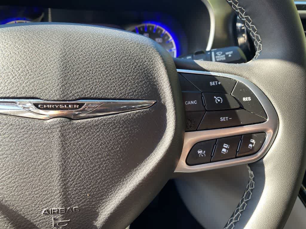 Used 2023 Chrysler Pacifica Touring-L FWD image 21