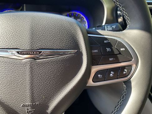 Used 2023 Chrysler Pacifica Touring-L FWD image 21