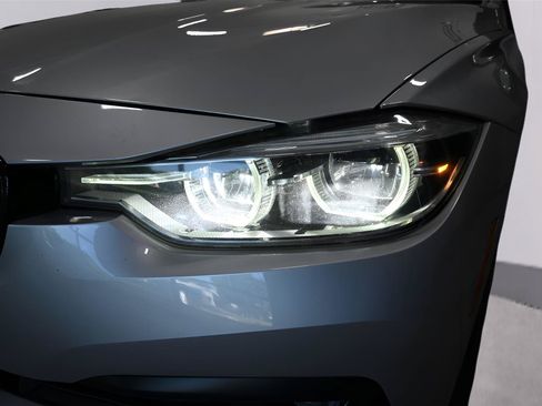 Used 2018 BMW 320i xDrive Sedan AWD/4WD image 34