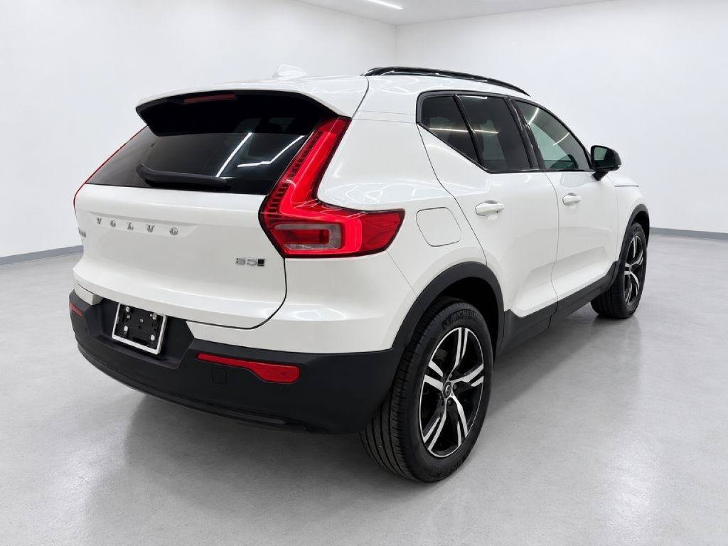 Used 2024 Volvo XC40 B5 Core w/ Climate Package AWD/4WD image 3