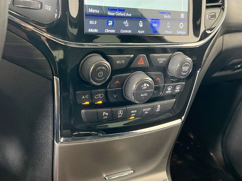 Used 2022 Jeep Grand Cherokee Laredo X image 16