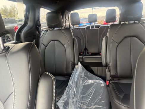 New 2025 Chrysler Pacifica Select image 55