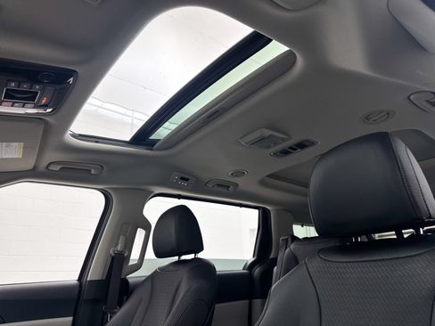 Certified 2023 Kia Carnival SX Prestige FWD image 3