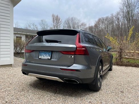 Used 2020 Volvo V60 T5 Cross Country image 2