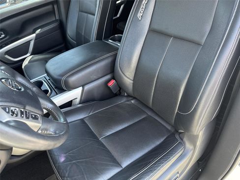 Used 2018 Nissan Titan PRO-4X w/ Pro-4x Convenience Package AWD/4WD image 11