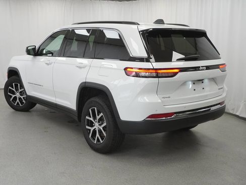 Certified 2024 Jeep Grand Cherokee Limited image 17