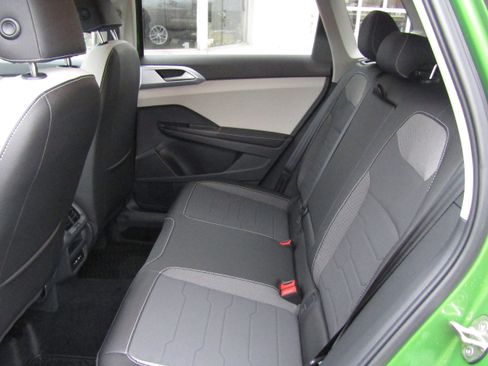 New 2026 Volkswagen Taos SE image 11