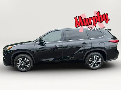 Used 2020 Toyota Highlander XLE FWD image 3