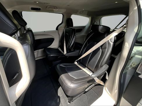 Used 2024 Chrysler Pacifica Touring-L FWD image 21