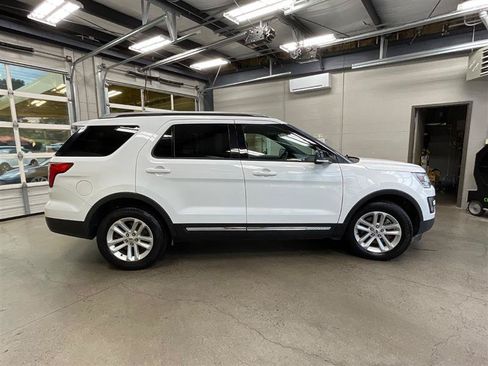 Used 2017 Ford Explorer XLT w/ Equipment Group 201A FWD image 6