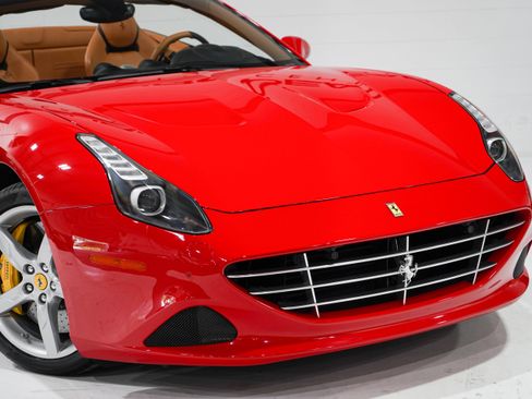 Used 2015 Ferrari California T RWD image 25