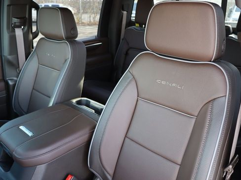 New 2025 GMC Sierra 2500 Denali w/ Denali Reserve Package image 15