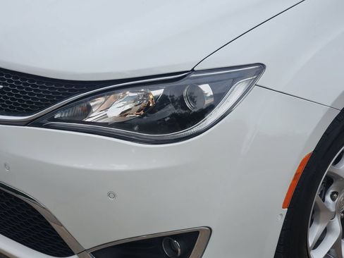 Used 2019 Chrysler Pacifica Touring-L w/ Advanced Safetytec Group FWD image 6