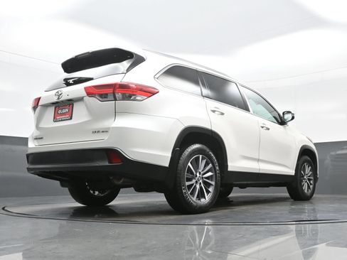 Used 2019 Toyota Highlander XLE AWD/4WD image 33