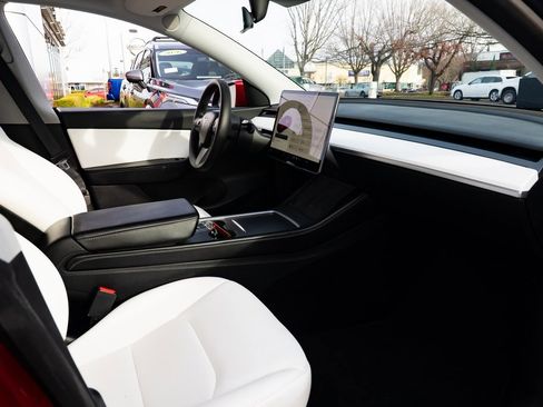 Used 2021 Tesla Model Y Long Range image 22