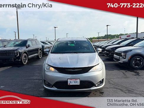 Used 2018 Chrysler Pacifica Touring Plus w/ S Appearance Package FWD image 3