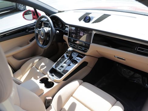 Used 2025 Porsche Macan AWD/4WD image 12