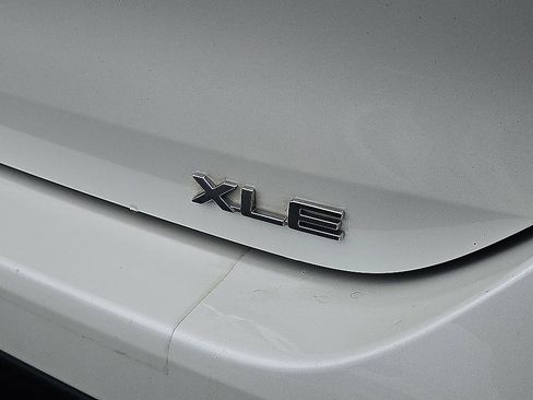 Used 2021 Toyota Highlander XLE AWD/4WD image 9