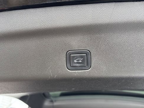 Used 2022 GMC Yukon XL SLT image 11