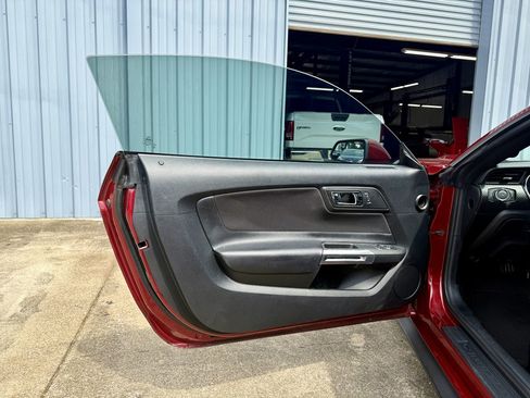 Used 2017 Ford Mustang Coupe RWD image 5