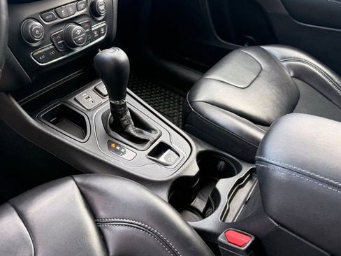 Used 2019 Jeep Cherokee Latitude Plus w/ Comfort/Convenience Group FWD image 14