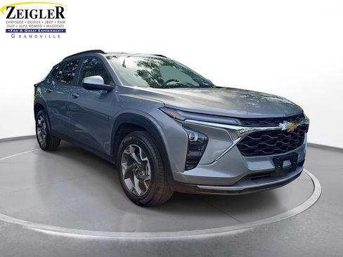 Used 2025 Chevrolet Trax LT w/ LT Convenience Package FWD image 3