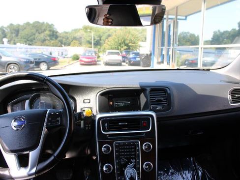 Used 2017 Volvo V60 T5 Premier w/ Convenience Package image 9