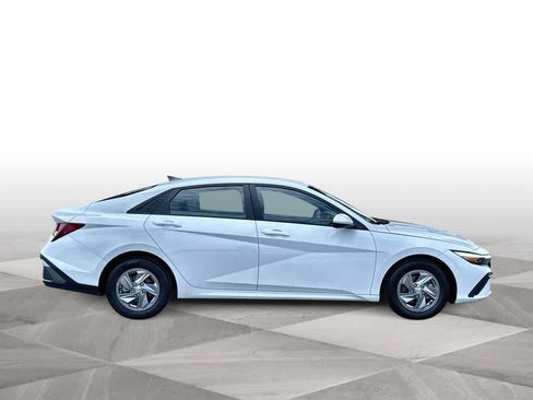 Used 2024 Hyundai Elantra SE FWD image 9