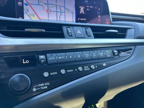 Used 2019 Lexus ES 300h image 22