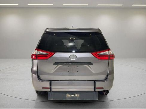 Used 2020 Toyota Sienna L image 4