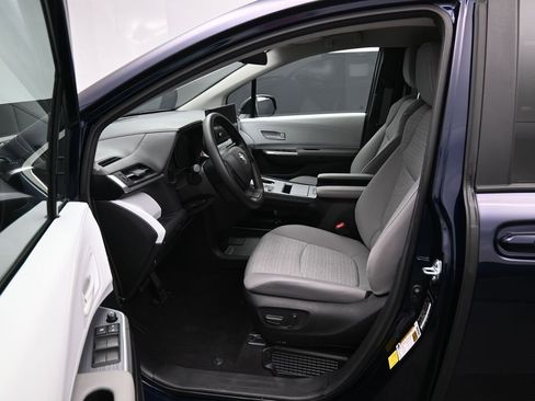 Used 2025 Toyota Sienna LE image 9