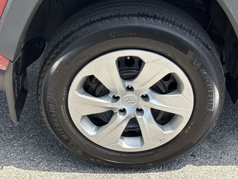 Used 2022 Toyota RAV4 LE image 17