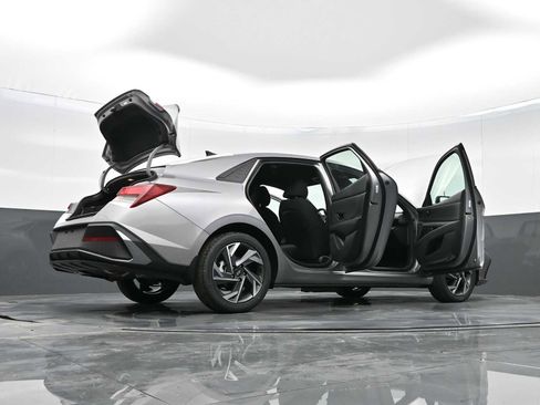 Certified 2025 Hyundai Elantra Sport image 40