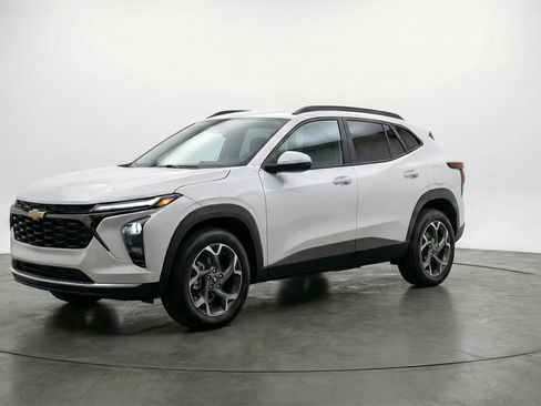 Used 2025 Chevrolet Trax LT image 3