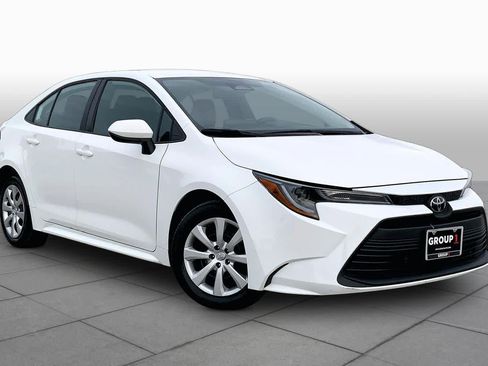 Used 2025 Toyota Corolla LE FWD image 3