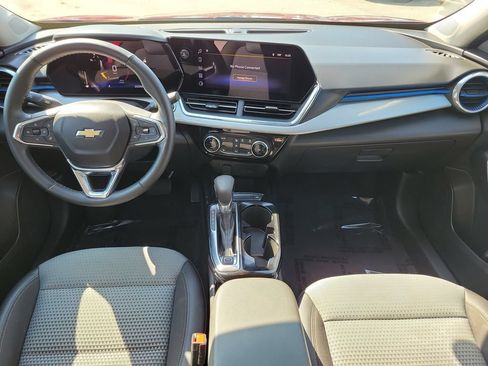 Used 2025 Chevrolet Trax LT w/ LT Convenience Package FWD image 14