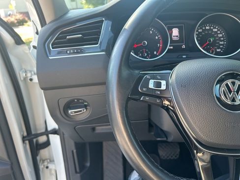 Used 2018 Volkswagen Tiguan SE image 17