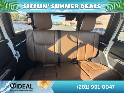 Used 2016 Jeep Wrangler Unlimited Sahara w/ Connectivity Group AWD/4WD image 36