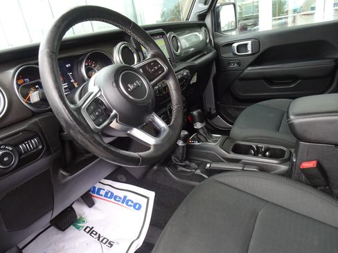 Used 2019 Jeep Wrangler Unlimited Sahara image 10